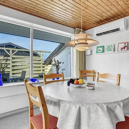 3 Bedroom Cozy In Prázdninový dům